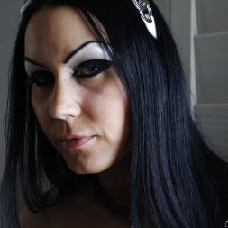 Bella DellaMorte en 'Evil Angel' Clase de estiramiento 4 (Miniatura 1)