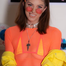 Leah Winters in Hookup Hotshot: Fuck Buddies (Photo 1) Leah Winters in 'Evil Angel' Hookup Hotshot: Fuck Buddies (Thumbnail 1)