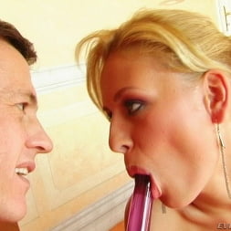 Sylvie Taylor en 'Evil Angel' Ataque anal 5 (Miniatura 15)